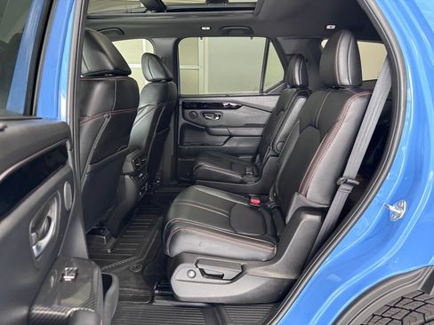 Used 2025 Honda Pilot TrailSport image 9