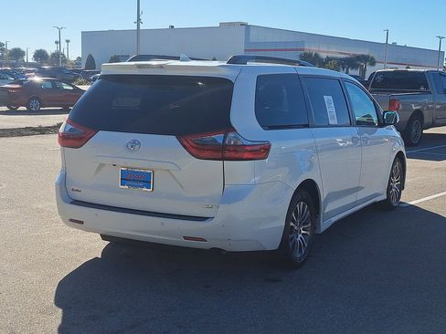 Used 2020 Toyota Sienna Limited image 3