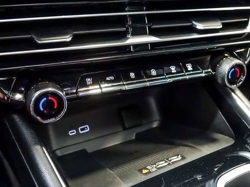 Used 2025 Chevrolet Traverse High Country FWD image 28