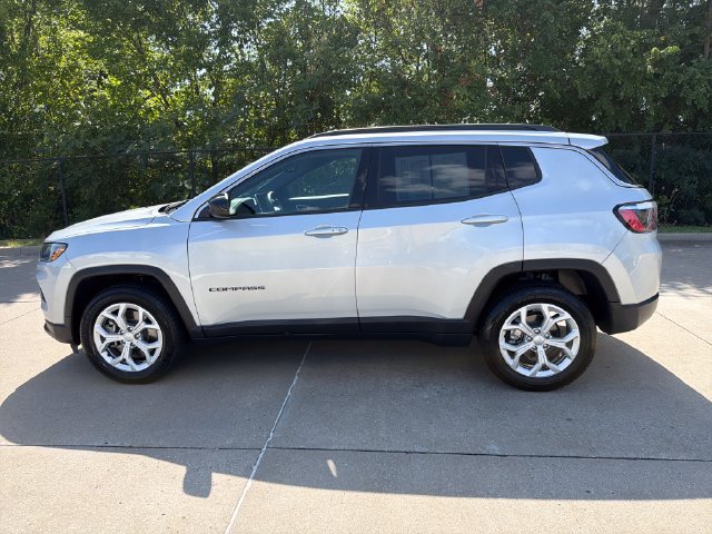 Used 2024 Jeep Compass Latitude AWD/4WD image 2