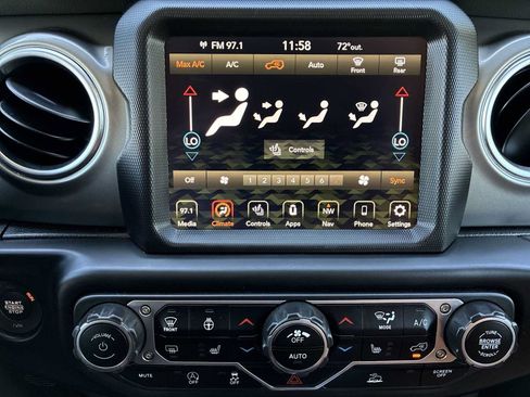 Used 2022 Jeep Wrangler Unlimited Sahara w/ LED Lighting Group AWD/4WD image 17