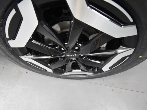 Used 2024 Kia Telluride EX w/ EX Captain's Chair Package image 9