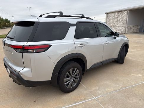 Used 2025 Nissan Pathfinder SV w/ SV Premium Package image 3