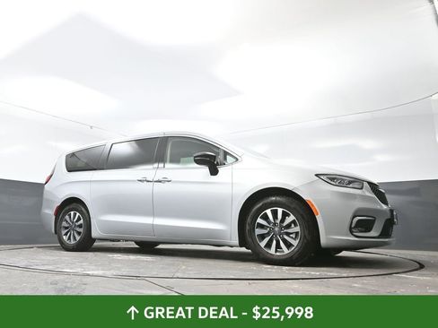 Used 2024 Chrysler Pacifica Limited FWD image 52