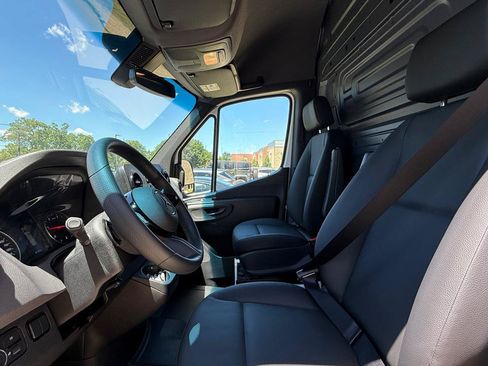 Used 2025 Mercedes-Benz Sprinter 2500 image 9