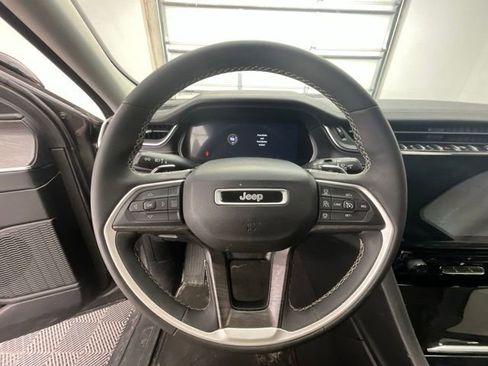Used 2023 Jeep Grand Cherokee L Limited AWD/4WD image 8