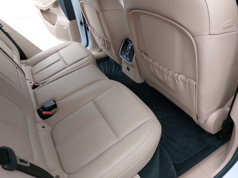 Used 2023 Porsche Macan Turbo image 13