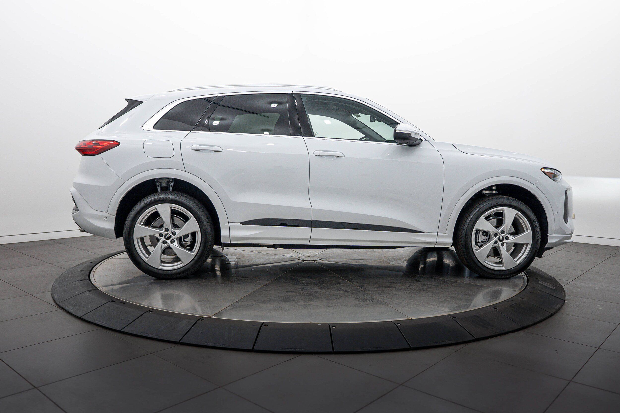 Used 2025 Audi Q5 Premium Plus AWD/4WD image 3
