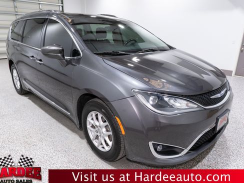 Used 2020 Chrysler Pacifica Touring-L image 6