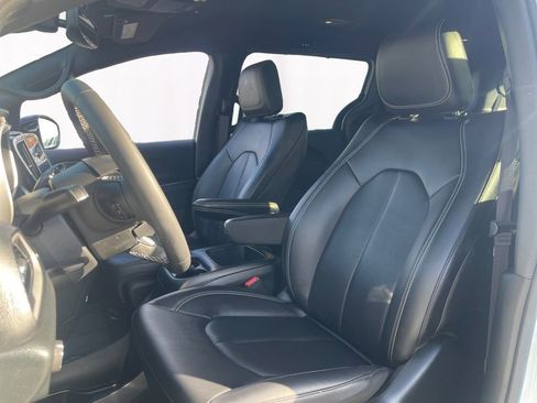 Used 2025 Chrysler Pacifica Select image 9