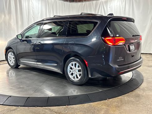 Used 2020 Chrysler Pacifica Touring-L image 6