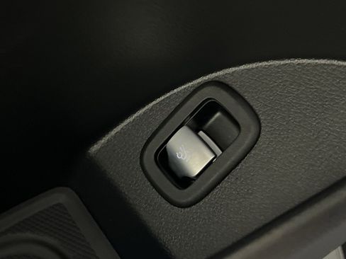 Used 2024 Mercedes-Benz GLC 300 4MATIC image 32