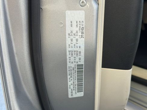 Used 2017 Chrysler Pacifica Platinum FWD image 40