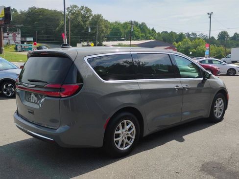 Used 2023 Chrysler Pacifica Touring-L FWD image 5