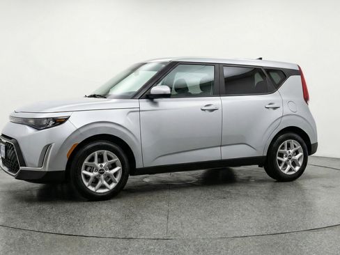 Used 2025 Kia Soul LX w/ LX Technology Package FWD image 3