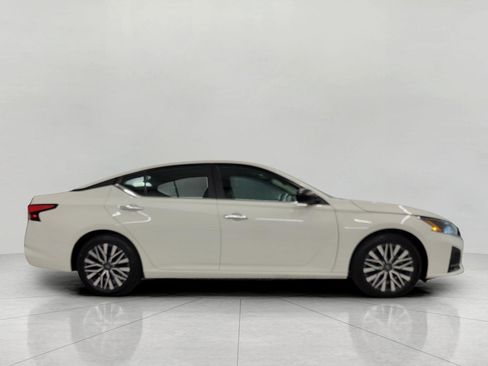 Used 2025 Nissan Altima 2.5 SV FWD image 11