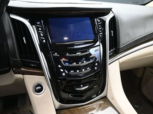 Used 2020 Cadillac Escalade Luxury image 16