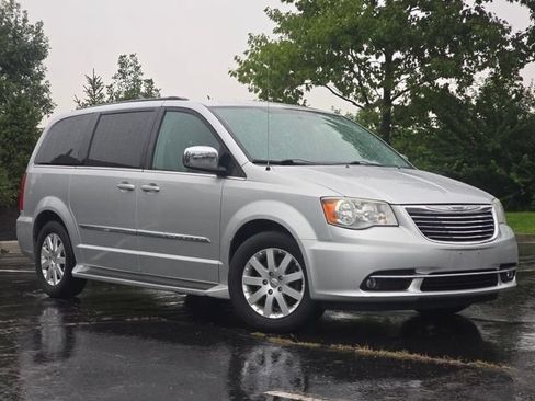 Used 2012 Chrysler Town & Country Touring-L w/ Entertainment Group #2 FWD image 2