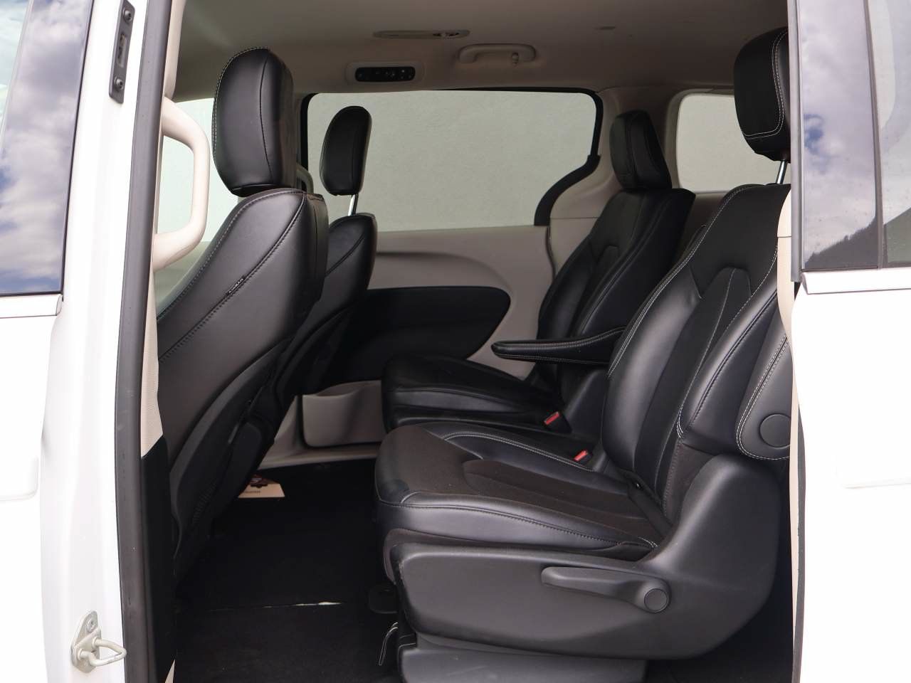 Used 2024 Chrysler Pacifica Limited FWD image 10