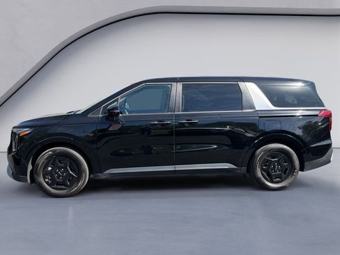 Used 2025 Kia Carnival image 2