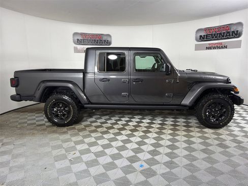 Used 2023 Jeep Gladiator Willys image 3