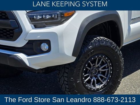 Used 2021 Toyota Tacoma TRD Off-Road w/ Technology Package AWD/4WD image 10