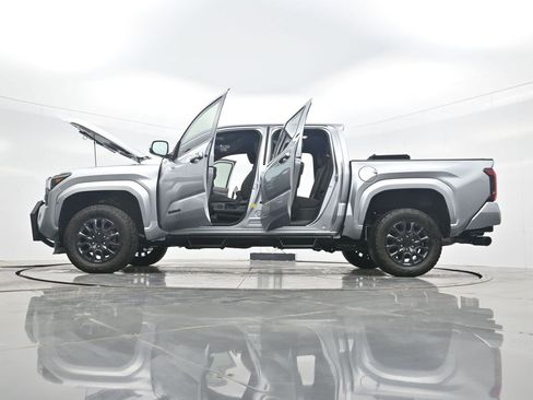 Used 2025 Toyota Tacoma SR5 AWD/4WD image 37