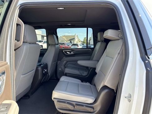 Used 2023 GMC Yukon XL SLT image 13