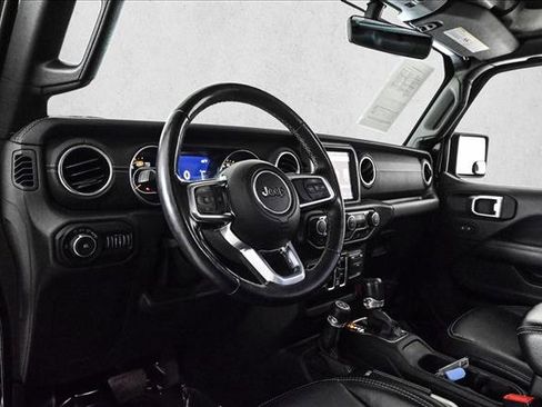 Used 2020 Jeep Wrangler Unlimited Sahara image 10