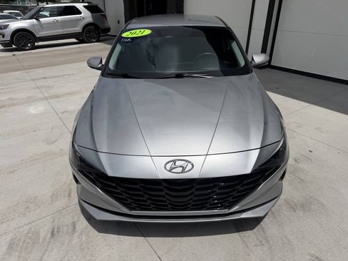 Used 2021 Hyundai Elantra SE FWD image 3