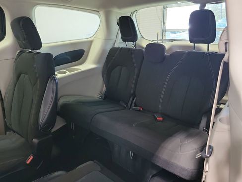 Used 2023 Chrysler Voyager LX image 7