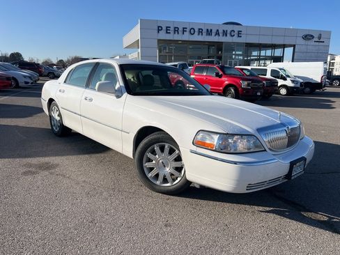 Used 2010 Lincoln Town Car Signature Limited image 2