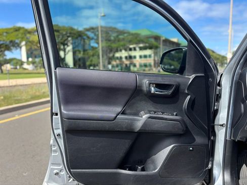 Used 2022 Toyota Tacoma TRD Off-Road image 14