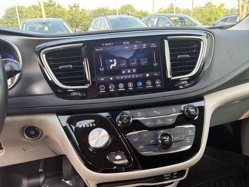 Used 2019 Chrysler Pacifica Limited FWD image 28