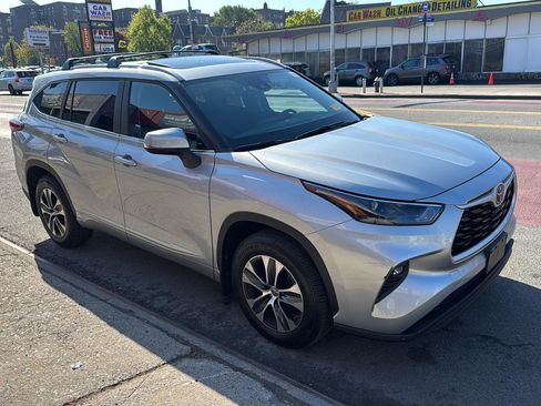 Used 2023 Toyota Highlander XLE image 8