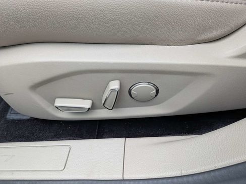 Used 2017 Ford Fusion SE w/ Fusion SE Technology Package FWD image 19