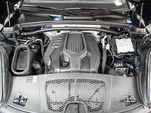 Certified 2025 Porsche Macan image 13