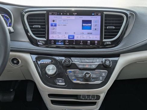 Used 2024 Chrysler Pacifica Limited FWD image 20