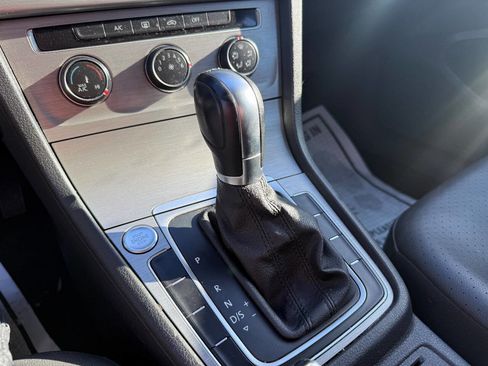 Used 2015 Volkswagen Golf TDI S image 10