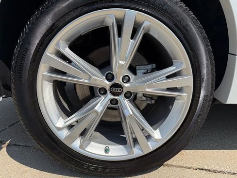 Used 2023 Audi Q8 Premium image 7