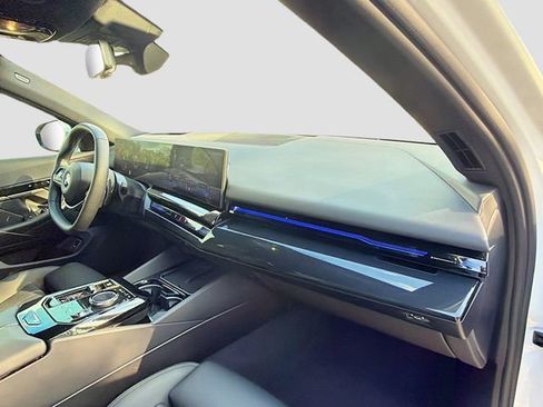 Used 2025 BMW 530i xDrive image 14