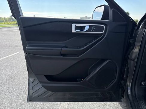 Used 2020 Ford Explorer XLT AWD/4WD image 25