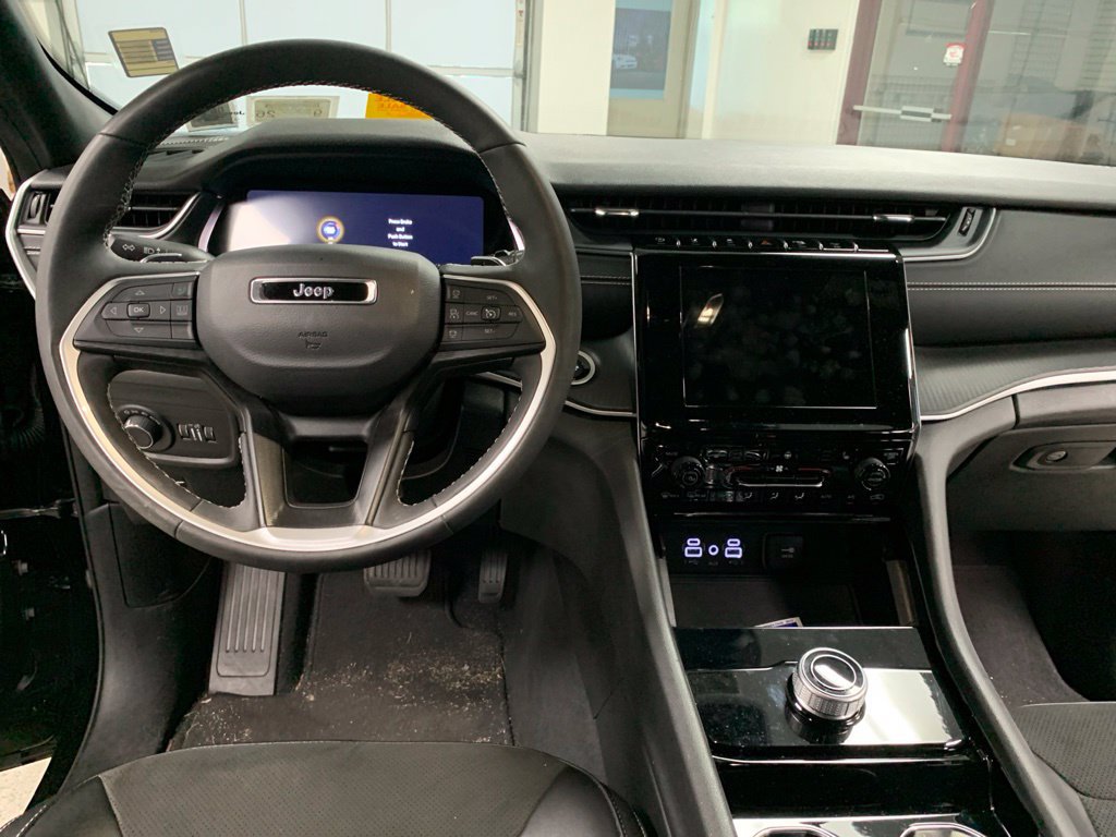 Used 2023 Jeep Grand Cherokee Altitude AWD/4WD image 9