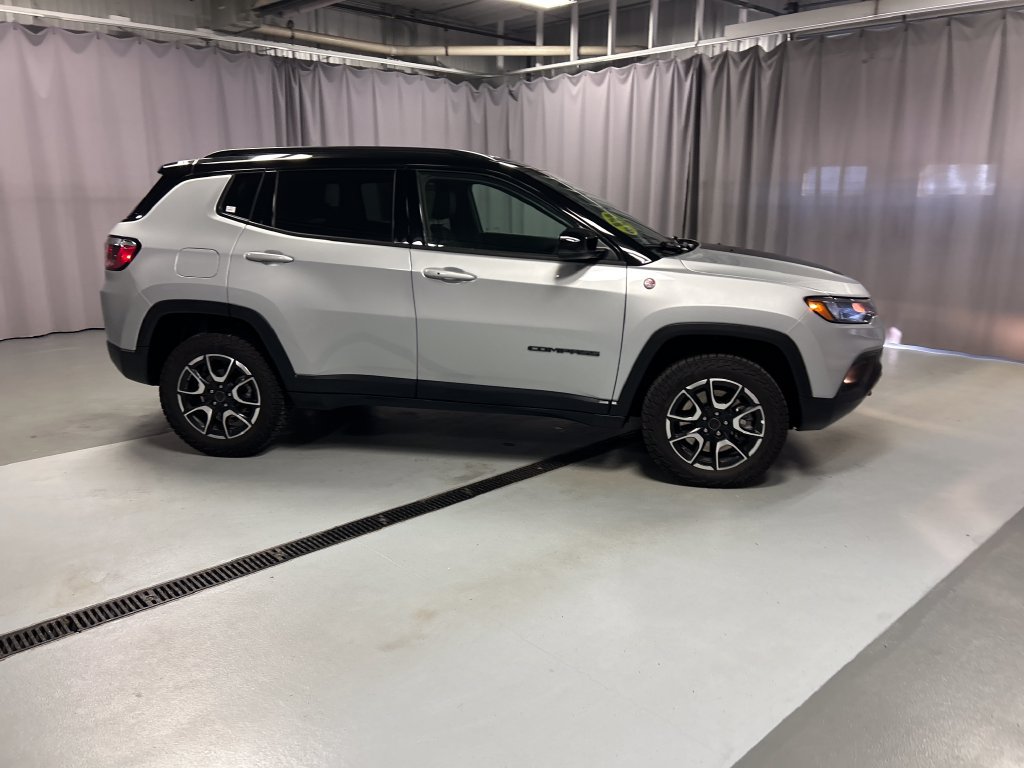 Used 2025 Jeep Compass Trailhawk AWD/4WD image 8