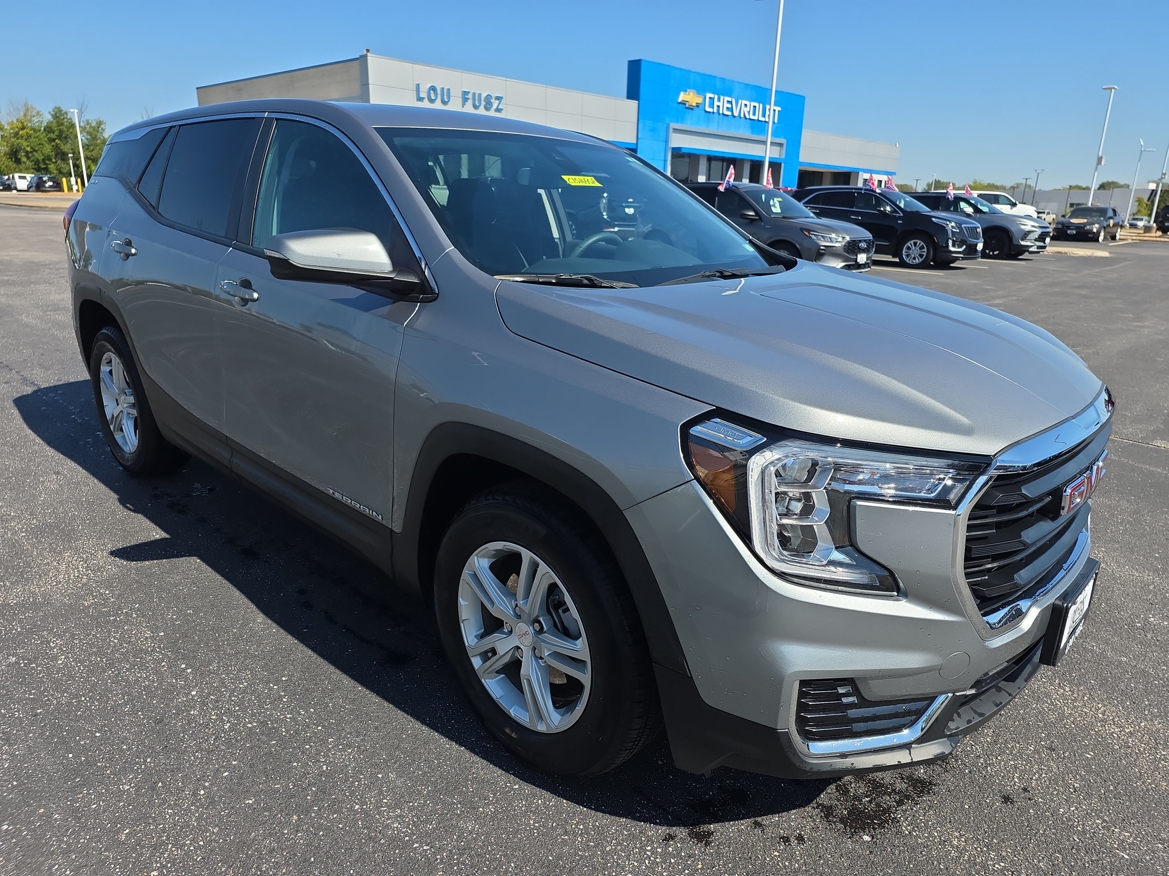 Used 2023 GMC Terrain SLE FWD image 2
