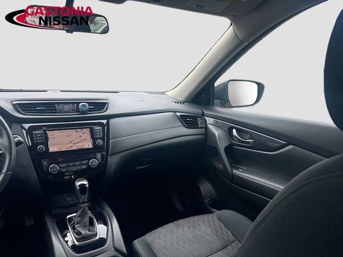 Used 2018 Nissan Rogue SV w/ Premium Package image 31