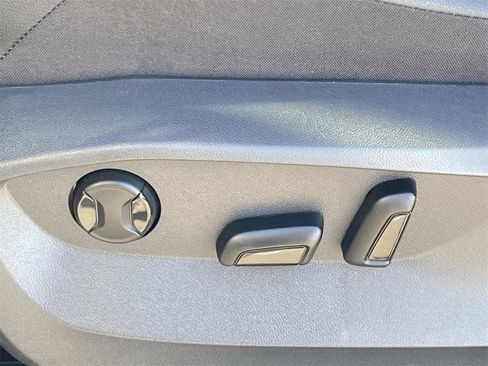 Used 2024 Volkswagen Tiguan SE image 22