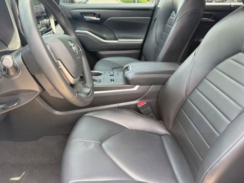 Used 2023 Toyota Highlander XLE FWD image 8