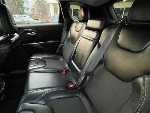 Used 2019 Jeep Cherokee Latitude Plus w/ Comfort/Convenience Group image 23