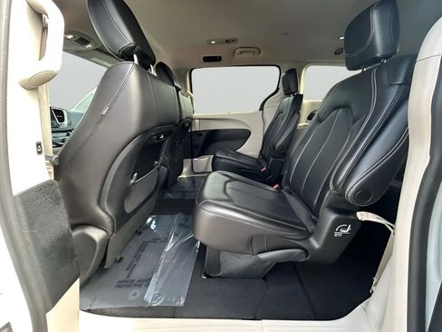 Used 2023 Chrysler Pacifica Touring-L FWD image 22